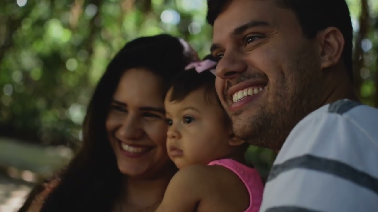 Família da Malu sorrindo com seu bebê, em filme da ImagemArt